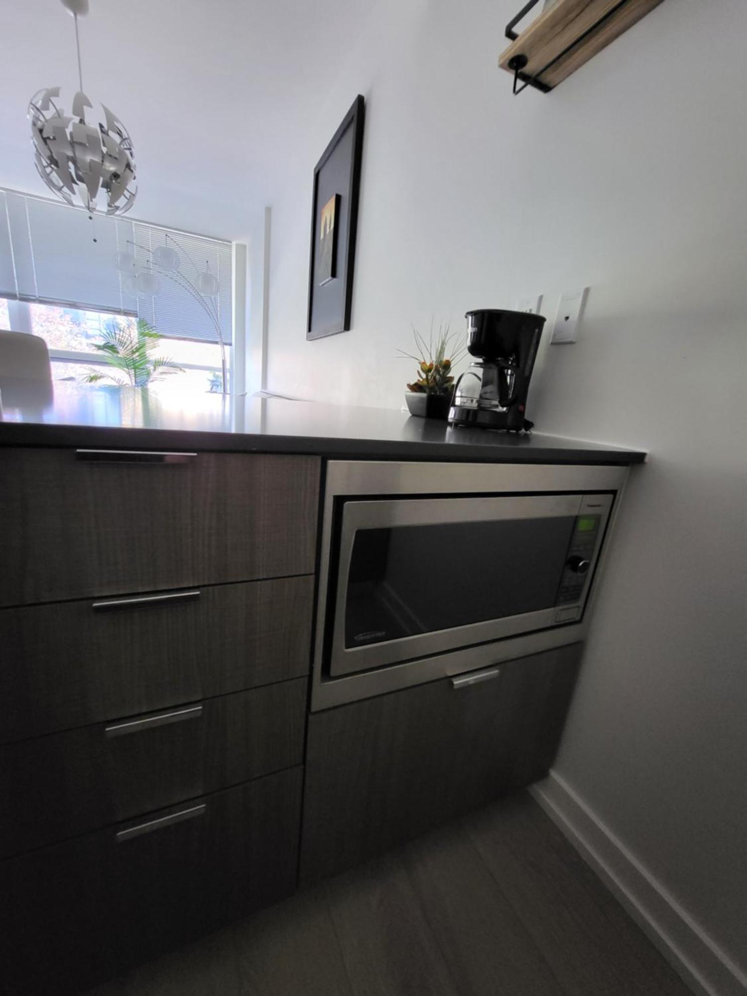 Your Perfect Escape - Modern Landmark Condo In Downtown Calgary - Free Parking- Premium Location 外观 照片